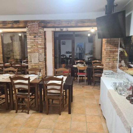 Guest House Slatki Snovi Knin Exterior foto